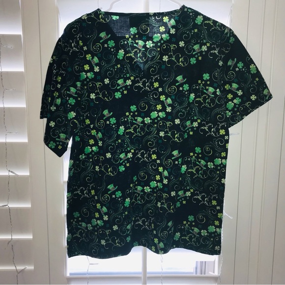 .St Patricks day shamrock scrub top Size Small V neck 2 front pockets - Picture 2 of 8